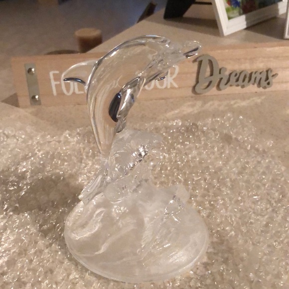 Crystal Dolphin - Picture 1 of 7